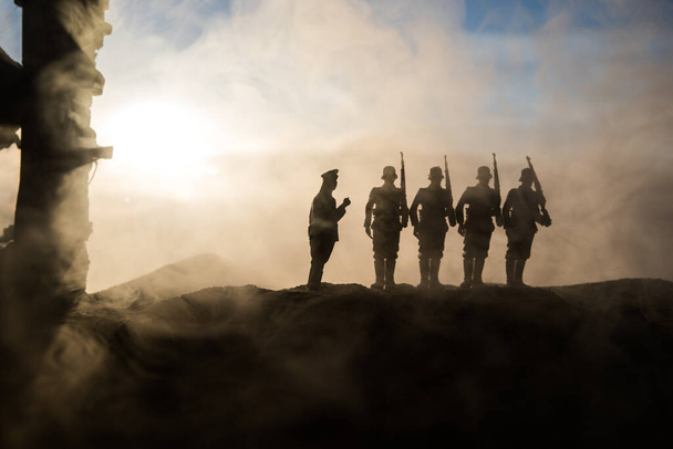 Концепция войны. Военные силуэты боевой сцены на фоне тумана войны, силуэт солдат мировой войны под облачным горизонтом на закате. Битва в разрушенном городе. Селективный фокус
 - Фото, изображение