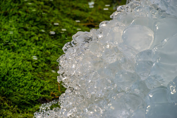 Winterlandschaft, Eis auf der Quelle, gefrorenes Wasser, ein brüchiger, transparenter kristalliner Festkörper. Quelle, nun ja, rill - Foto, Bild