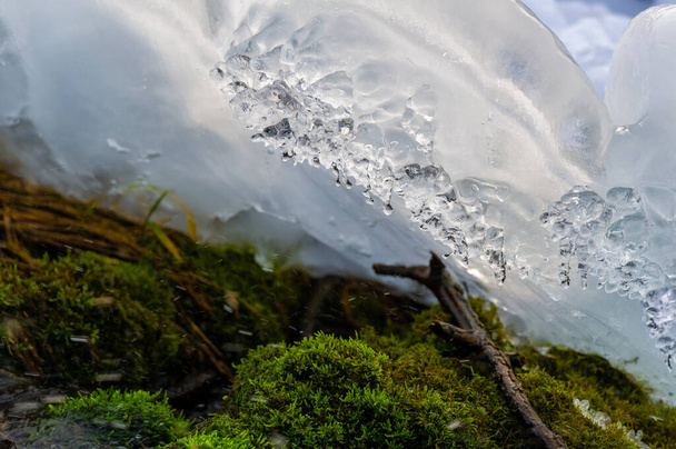 Зимний пейзаж, лед на пружине, замерзшая вода, хрупкая, прозрачная кристаллическая твёрдая. source, well, rill - Фото, изображение