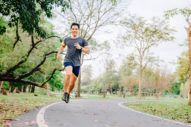zdravý asijský muž běžec běh venkovní v parku v dopoledních hodinách - Fotografie, Obrázek