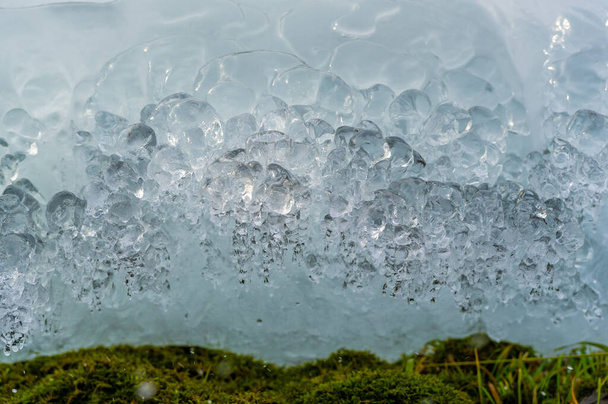 Winterlandschap, ijs op de bron, bevroren water, een broze, transparante kristallijne vaste stof. bron, goed, rill - Foto, afbeelding