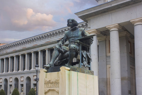Denkmal für Diego Velazquez in der Nähe des Prado Museums in Madrid, Spanien - Foto, Bild