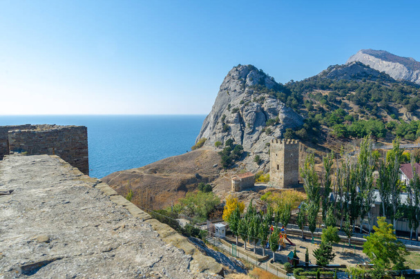 Fotos de la península de Crimea, fortaleza Sudak, también llamada roca genovesa, la fortaleza fue construida en 212 por Alans, jázaros o bizantinos, mezquita Padishah-Jami, fortaleza Sudak Museo-Reserva - Foto, Imagen