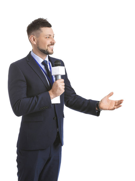 Άνδρας δημοσιογράφος με μικρόφωνο σε λευκό φόντο - Φωτογραφία, εικόνα