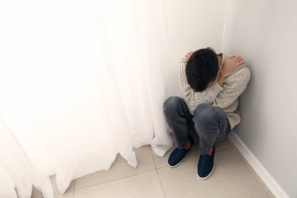 Депресивний молодий чоловік вдома
 - Фото, зображення
