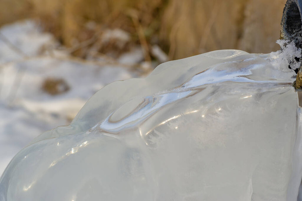Paisaje invernal, hielo en la primavera, agua congelada, un sólido cristalino quebradizo y transparente. fuente, bueno, rill - Foto, imagen