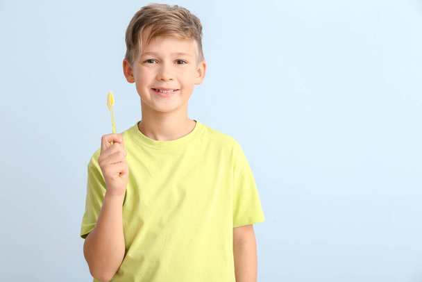 Söpö pieni poika hammasharjalla valkoisella taustalla
 - Valokuva, kuva