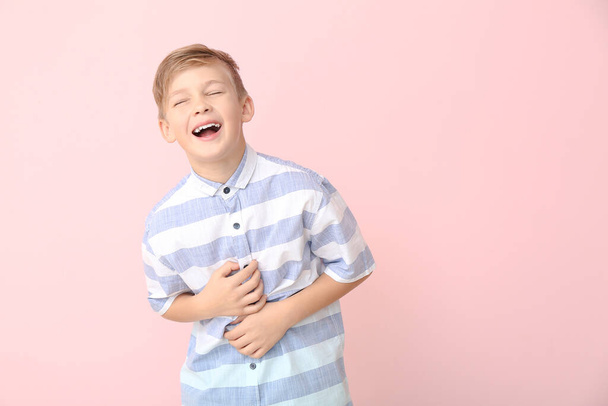 Щасливий маленький хлопчик зі здоровими зубами на кольоровому фоні
 - Фото, зображення