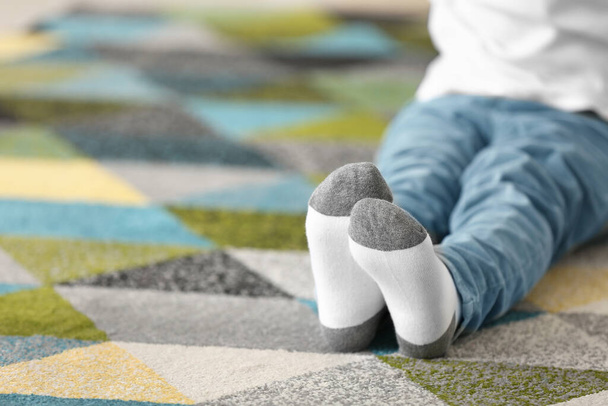 Evde pamuklu çoraplı küçük kız - Fotoğraf, Görsel