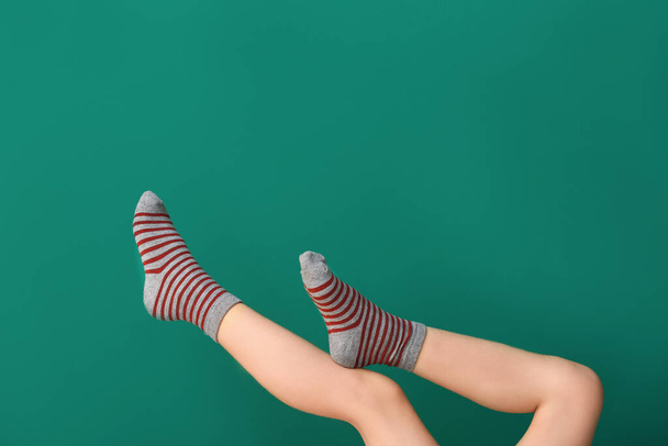 Nogi dziewczynki w skarpetkach na kolorowym tle - Zdjęcie, obraz
