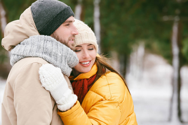 Glückliches junges Paar an einem Wintertag im Park - Foto, Bild