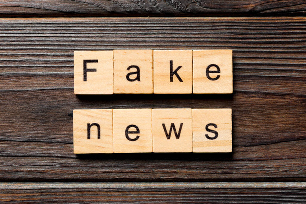fake news word scritta su blocco di legno. fake news testo sul tavolo, concetto. - Foto, immagini