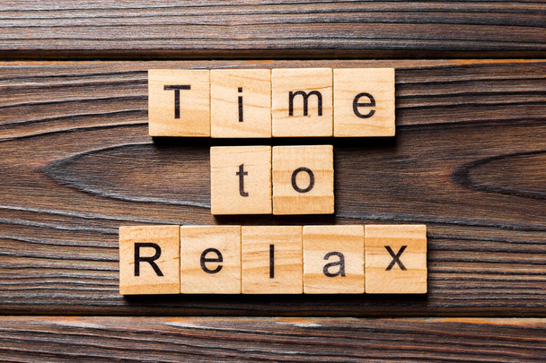 time to relax word written on wood block. time to relax text on table, concept. - Foto, Imagem