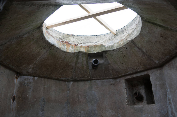 Emplacement de l'armurerie de mitrailleuses et de la tourelle de mitrailleuses dans le bunker allemand de la Seconde Guerre mondiale au Cap Ferret, France
. - Photo, image