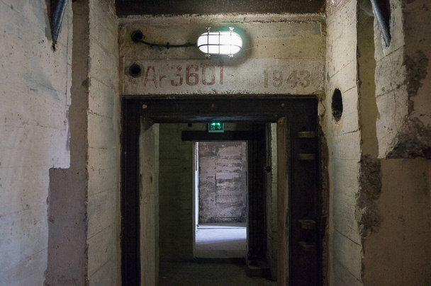 Vista interior del pasillo y la habitación del búnker alemán de la segunda guerra mundial en Cap Ferret, Francia
. - Foto, imagen