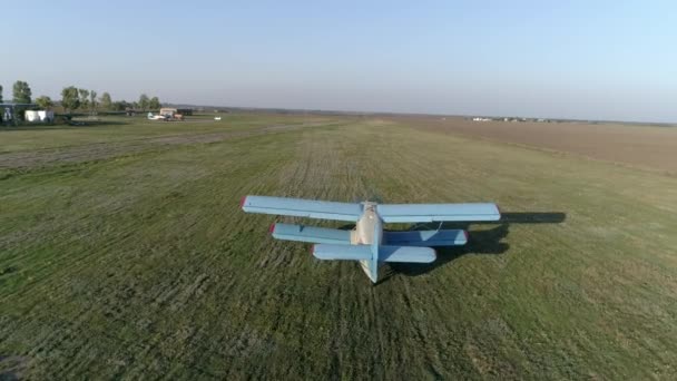 aeroplano blu decolla sopra campo contro cielo e linea di orizzonte in primavera
 - Filmati, video