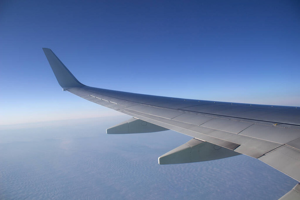 Крило літака в небі. Вид з великої висоти
 - Фото, зображення