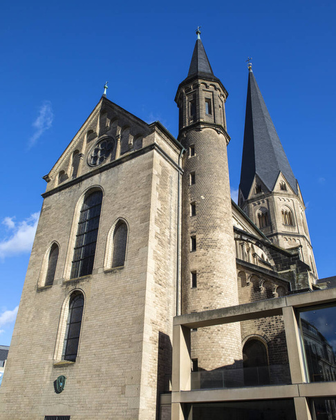 また、ムンスター、またはボナー・ムンスターとして知られている素晴らしいボン・ミニスターの眺め-ドイツのボンの有名なローマ・カトリック教会. - 写真・画像