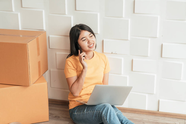 Genç Asyalı iş adamları online satış başlatırken e-posta veya web sitesinden müşteri siparişlerini kontrol etmek ve paketleri hazırlamak için bilgisayar kullanır - çevrimiçi alışveriş veya çevrimiçi konsept satmak - Fotoğraf, Görsel