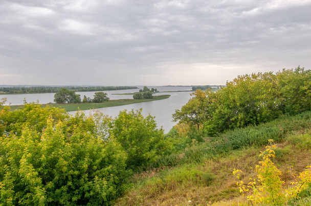 Foto de verão, mês de agosto. O rio Volga na área da cidade de Bulgari. Chuva sobre o rio 2019.08.10 Tatarstan Rússia
 - Foto, Imagem