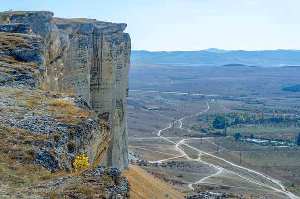 Kırım sonbahar yarımadasının fotoğrafları, Beyaz Ak-Kaya kayası, Belogorsky bölgesi, Biyuk-Karasu nehri, Mousterian çağı, Sarmatlar ve İskitler 'in yerleşim yerleri, Altyn Teshik mağarası. - Fotoğraf, Görsel