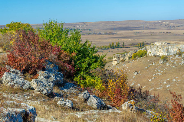 Fotos de la península de Otoño de Crimea, Ak-Kaya Roca blanca, distrito de Belogorsky, el río Biyuk-Karasu, la era mosteriana, los asentamientos de los sármatas y escitas, cueva de Altyn Teshik - Foto, imagen