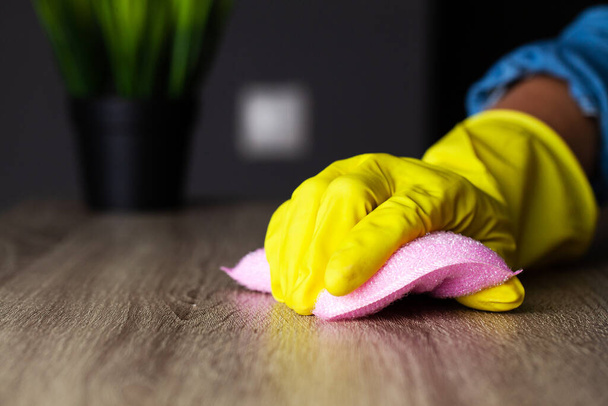 Primo piano del lavoratore mano pulitura polvere in ufficio
 - Foto, immagini