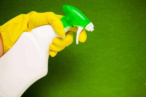 Προϊόν επαγγελματικού καθαρισμού σε πράσινο φόντο - Φωτογραφία, εικόνα