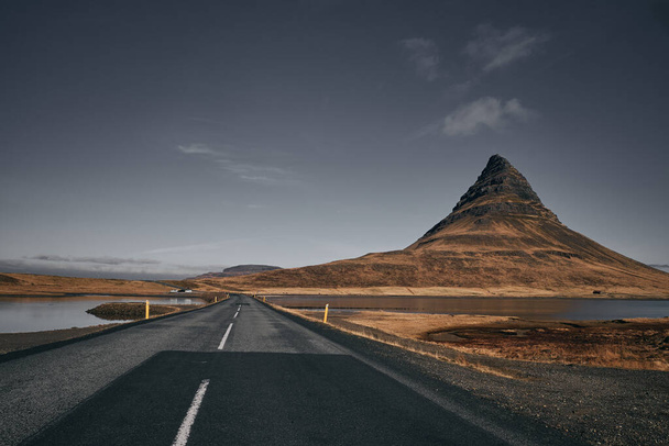 Ландшафт горы Киркьюфелл осенью, Грундарбордур, Исландия
 - Фото, изображение