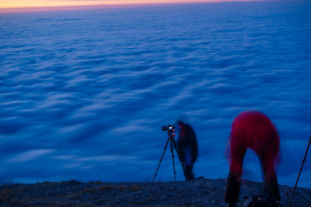 Fotos otoñales de la península de Crimea, fotos nocturnas de la mañana, fotógrafos borrosos, nieblas de las montañas Demerdzhi, evaporación del agua del Mar Negro - Foto, imagen
