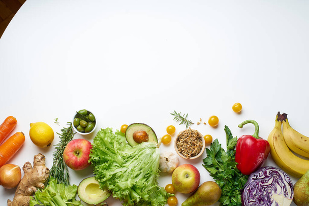 conjunto de verduras orgánicas crudas saludables con hierbas y brotes con frutas aisladas sobre fondo blanco, Vista superior, concepto de comida vegetariana
  - Foto, Imagen
