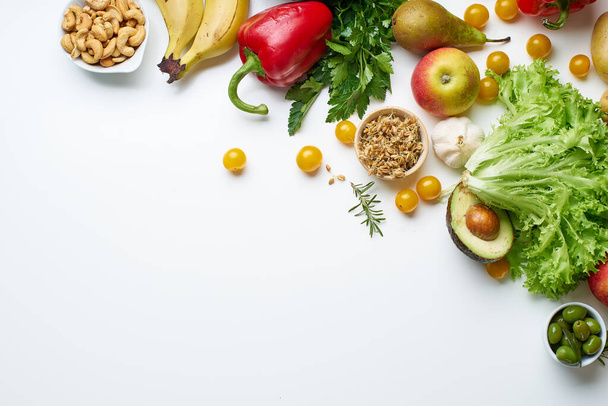 Sağlıklı çiğ organik sebzeler, otlar ve meyveli lahanalar beyaz arka planda izole edilmiş, üst manzara, vejetaryen gıda kavramı.  - Fotoğraf, Görsel