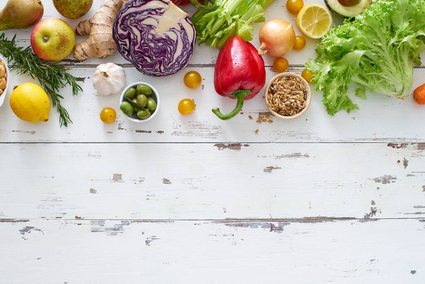 σετ από υγιεινά ωμά βιολογικά λαχανικά με βότανα και λαχανάκια με φρούτα που απομονώνονται σε λευκό φόντο, Top view, χορτοφαγική έννοια τροφίμων  - Φωτογραφία, εικόνα