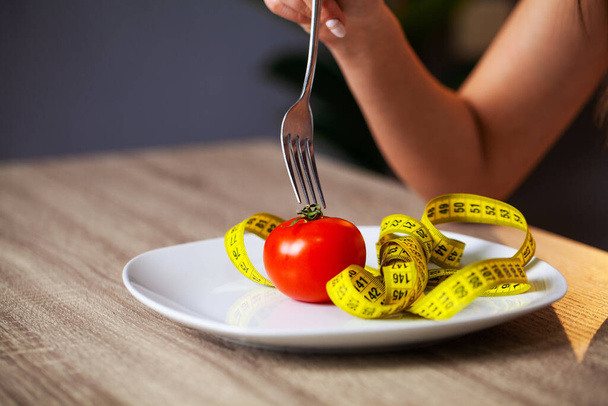 Koncept měření nadváhy, rajčat a pásky v talíři - Fotografie, Obrázek