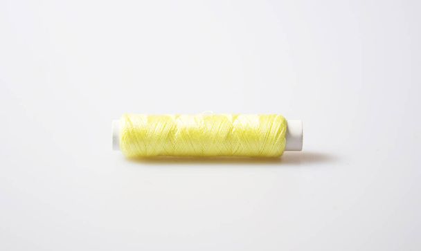 sewing thread on white background - Foto, afbeelding