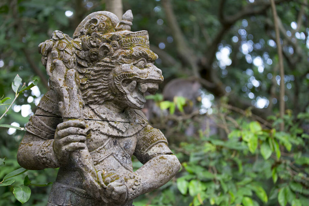 Statues traditionnelles en pierre représentant des démons, des dieux et des divinités mythologiques balinaises à Bali, Indonésie
 - Photo, image