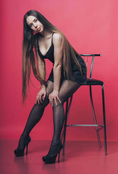 ブルネットセクシー女の子ポルノのザピンクの背景 - 写真・画像