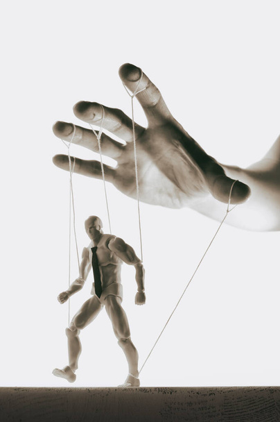 Concepto de control. Marioneta en mano humana. Imagen en blanco y negro
. - Foto, Imagen