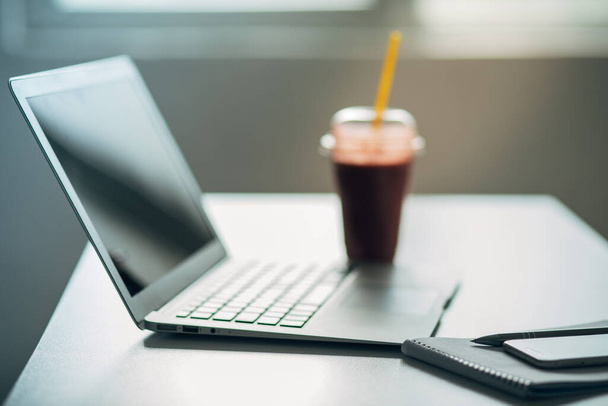 Detail van Laptop en Notebook op tafel bij het kantoor - Foto, afbeelding