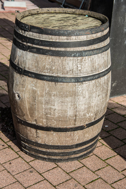 μεγάλο ξύλινο βαρέλι μπύρας στο πεζοδρόμιο - Φωτογραφία, εικόνα