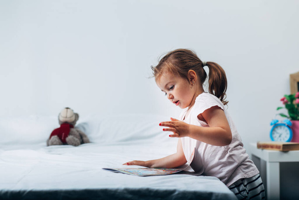 Kleines Mädchen spielt im Schlafzimmer - Foto, Bild
