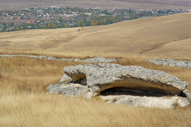 Foto 's van het Krim herfst schiereiland, Ak-Kaya Witte rots, Belogorsky district, de Biyuk-Karasu rivier, de Mousterian tijdperk, de nederzettingen van de Sarmatiërs en Scythen, Altyn Teshik grot - Foto, afbeelding