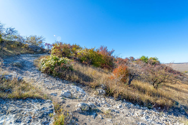 Foto 's van het Krim herfst schiereiland, Ak-Kaya Witte rots, Belogorsky district, de Biyuk-Karasu rivier, de Mousterian tijdperk, de nederzettingen van de Sarmatiërs en Scythen, Altyn Teshik grot - Foto, afbeelding