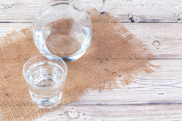 Ποτήρια νερού σε ξύλινο τραπέζι. δημιουργική φωτογραφία. - Φωτογραφία, εικόνα