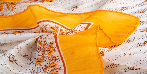 Fond de texture, châle de femme. fleurs jaunes sur un VOTRE SMILE, écharpes légères, serviettes de plage un design exquis pour l'Internet : fleurs de mode, impression, châle
, - Photo, image