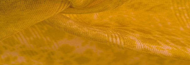 La textura, el fondo, el patrón, la tela de seda blanca amarilla es textil. Sus propiedades difieren del material tejido en que es más flexible y fácil de diseñar. - Foto, Imagen