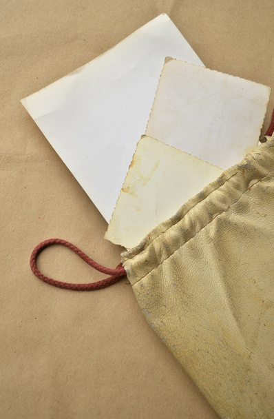 Background with vintage leather bag with paper - Фото, зображення
