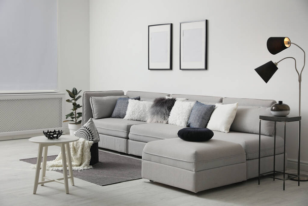 Elegante salón interior con cómodo sofá - Foto, Imagen