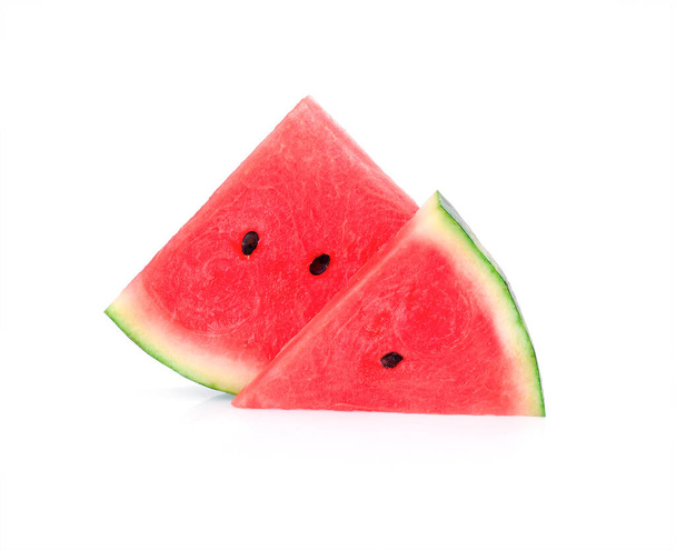 Gesneden van watermeloen geïsoleerd op witte achtergrond.watermeloen is hing vitamine A en lage callries. - Foto, afbeelding