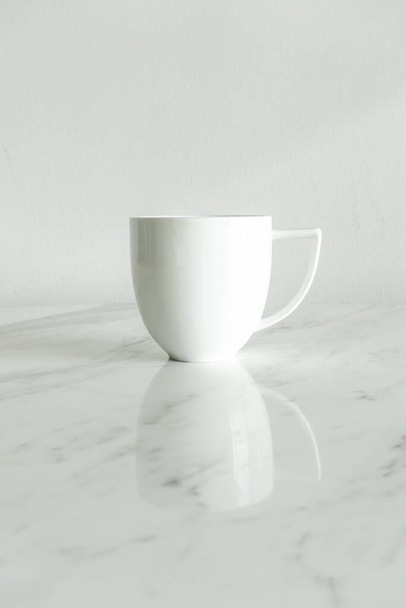xícara de café branco na mesa de mármore com copyspace
 - Foto, Imagem